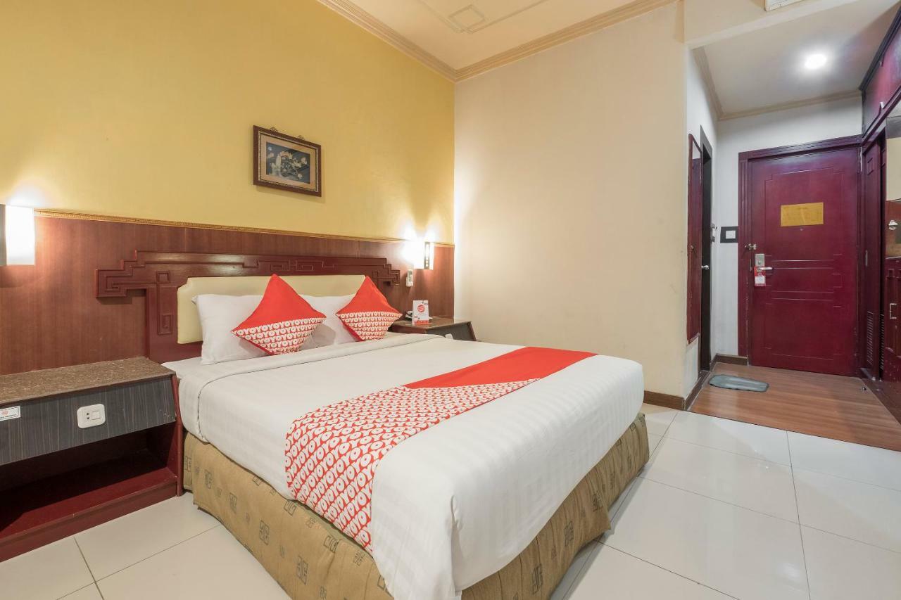 Oyo 821 Hotel Dinasti Makassar Extérieur photo