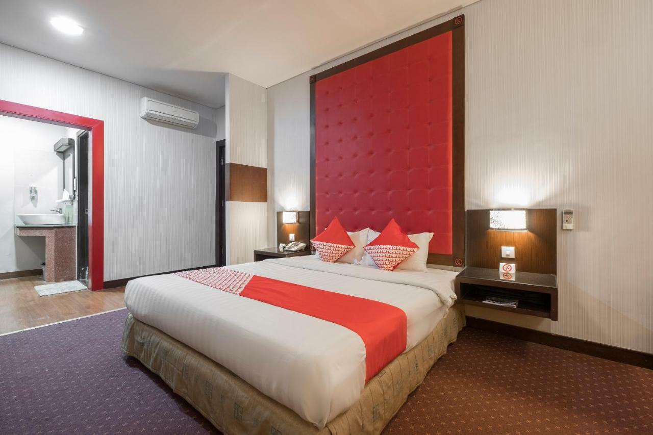 Oyo 821 Hotel Dinasti Makassar Extérieur photo