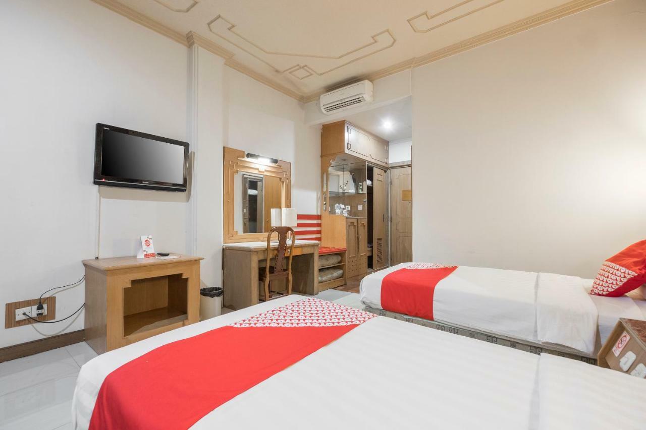 Oyo 821 Hotel Dinasti Makassar Extérieur photo