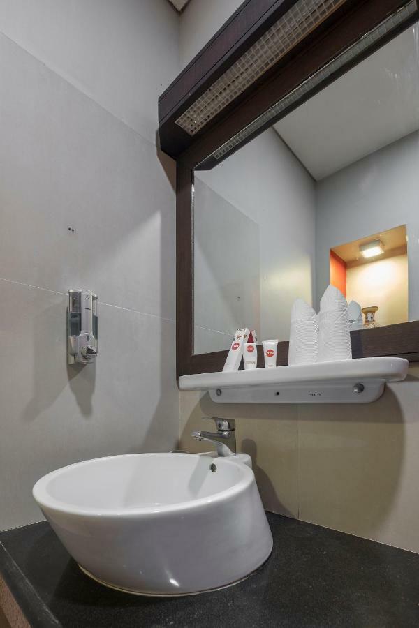 Oyo 821 Hotel Dinasti Makassar Extérieur photo