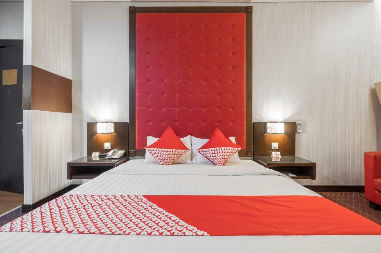 Oyo 821 Hotel Dinasti Makassar Extérieur photo