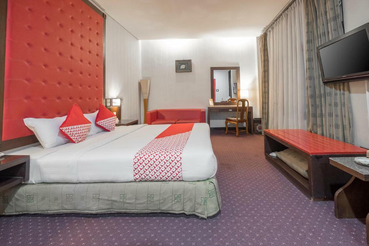 Oyo 821 Hotel Dinasti Makassar Extérieur photo