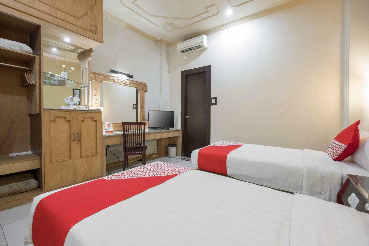 Oyo 821 Hotel Dinasti Makassar Extérieur photo