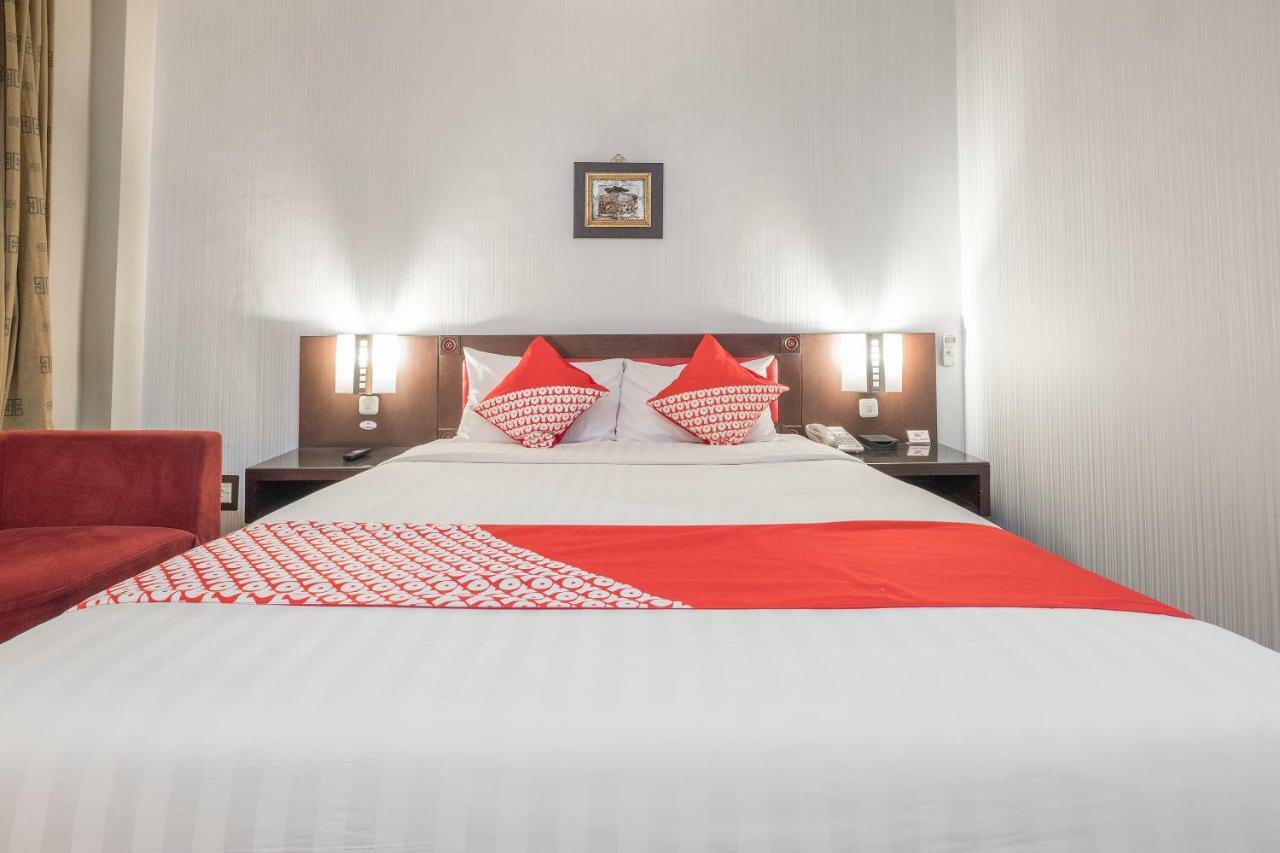 Oyo 821 Hotel Dinasti Makassar Extérieur photo
