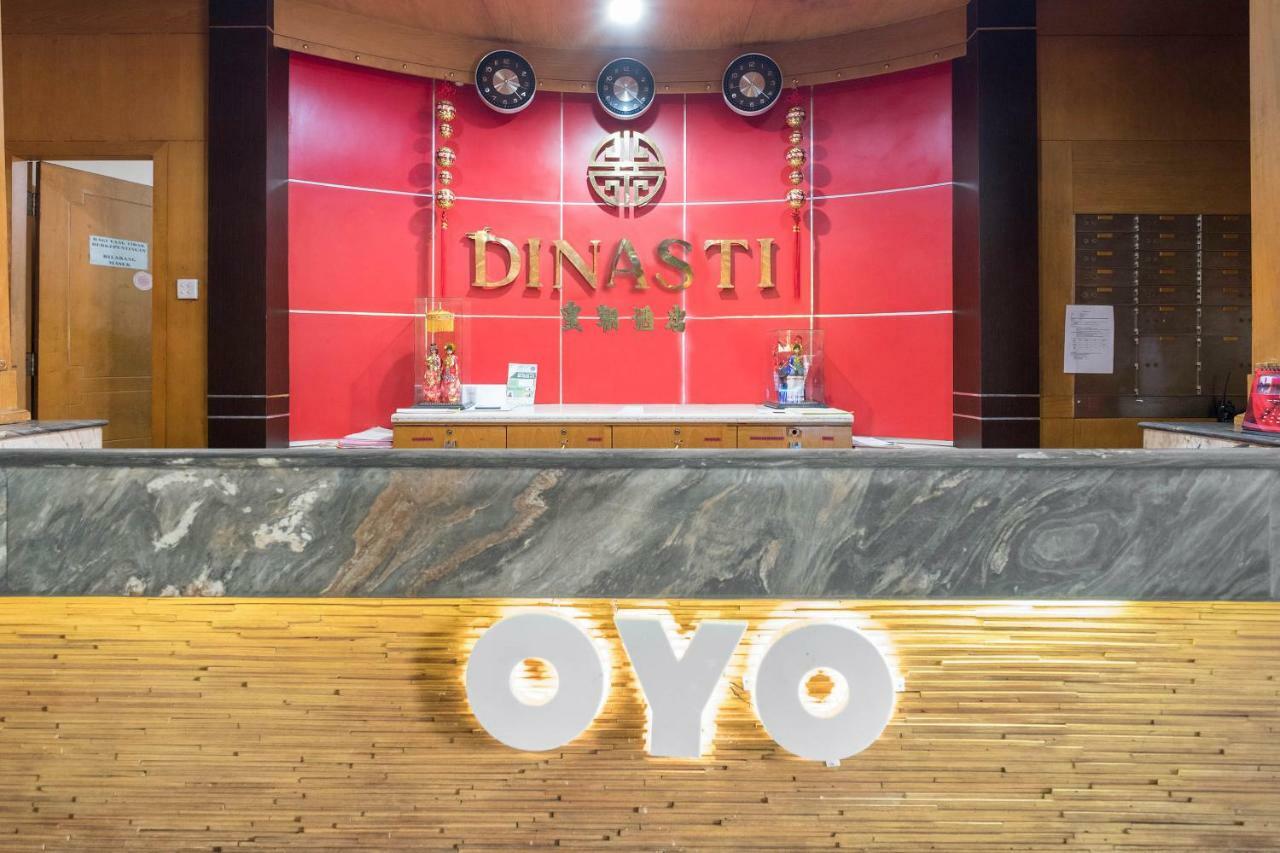 Oyo 821 Hotel Dinasti Makassar Extérieur photo